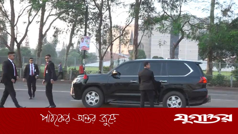প্রধানমন্ত্রী তারেক রহমানের গাড়িতে প্রথমবারের মতো জাতীয় পতাকা সংযুক্ত