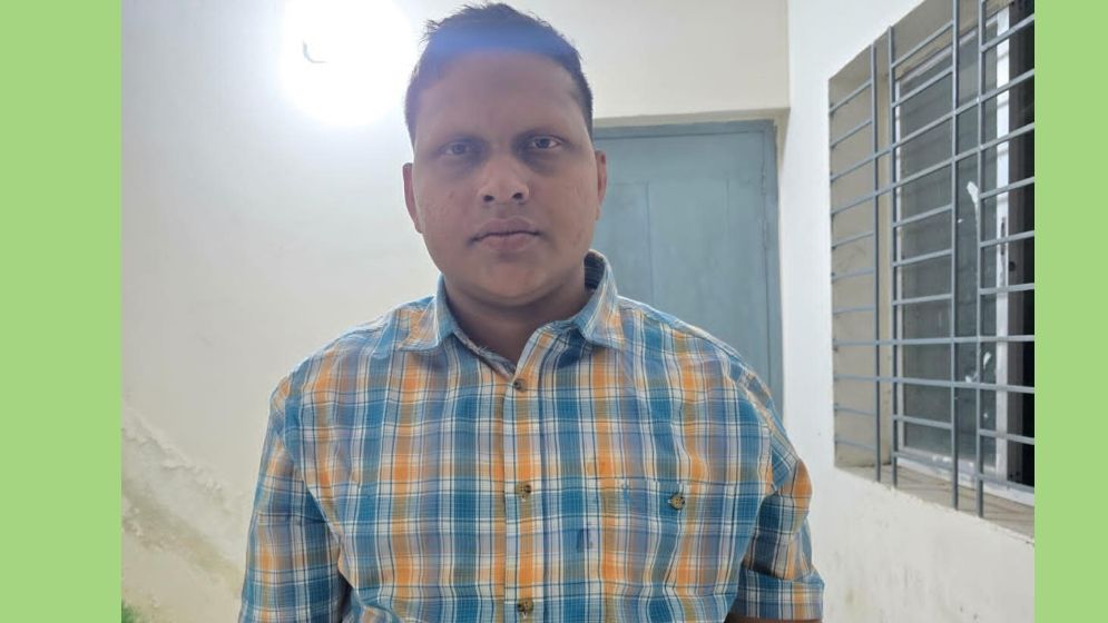 পুলিশ কর্মকর্তা সেজে থানায় তদবির করতে এসে গ্রেফতার ১
