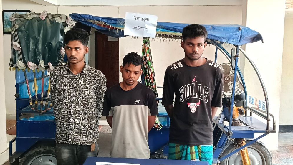 গাঁজা খাওয়ার প্রলোভনে ডেকে নিয়ে অটোরিকশাচালককে গলাকেটে হত্যা