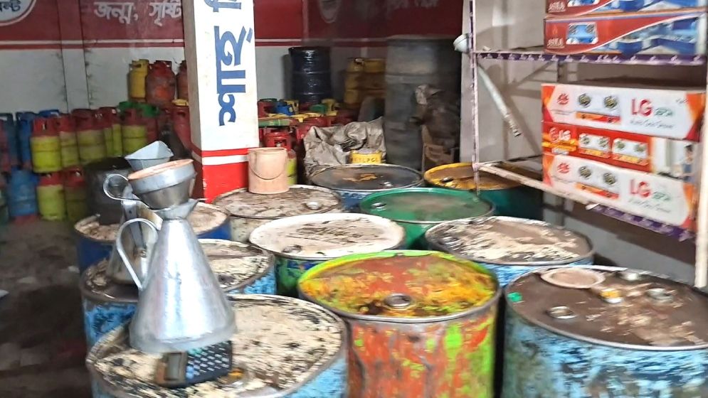 সুজানগরে ২৪৪৯ লিটার জ্বালানি তেল জব্দ