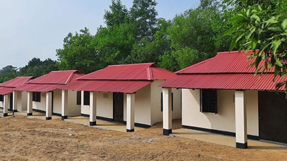 আশ্রয়ণ প্রকল্পের ঘর দেওয়ার কথা বলে কৃষক দল নেতার বিরুদ্ধে টাকা নেওয়ার অভিযোগ