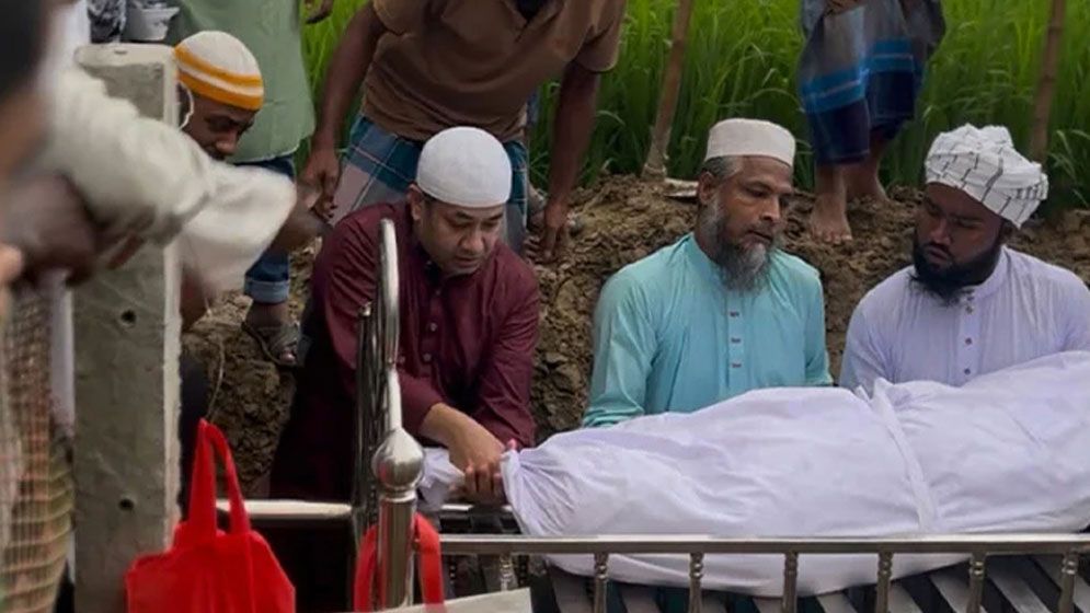 হঠাৎ গাড়ি থামিয়ে নিজে কবরে নেমে লাশ দাফন করলেন তথ্য প্রতিমন্ত্রী