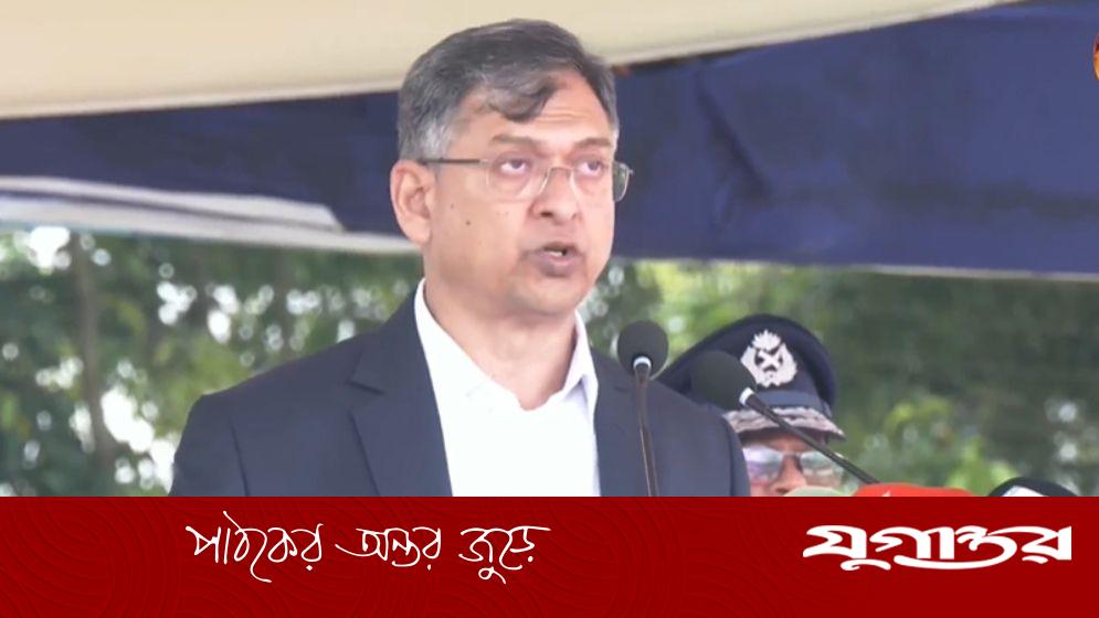 পুলিশের বর্তমান পোশাকে অসন্তুষ্টি, সরকার ঐতিহ্যবাহী পোশাকে ফিরানোর কাজ করছে