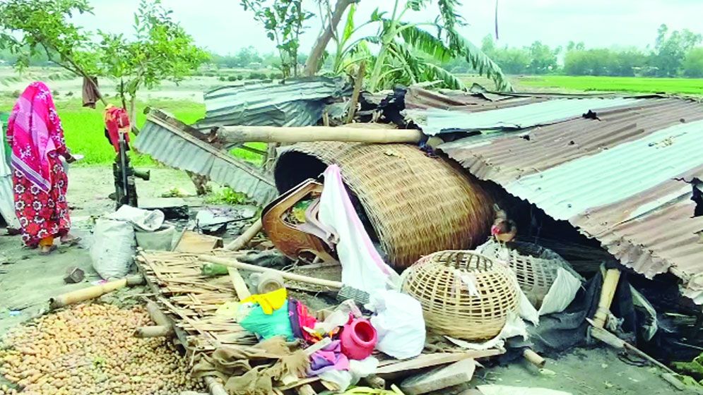 বজ্রপাতে ঝিনাইদহ ফরিদপুর ও নওগাঁয় ৪ কৃষকের প্রাণহানি