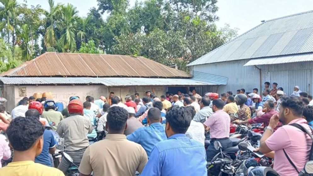 নিবন্ধনহীন পাম্পে ‎১২শ লিটার পেট্রল জব্দ