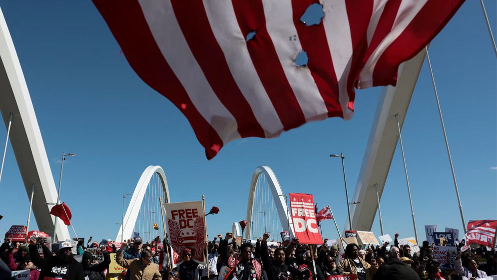ট্রাম্পবিরোধী ‘নো কিংস’ আন্দোলনে উত্তাল যুক্তরাষ্ট্র, দেখুন ছবিতে