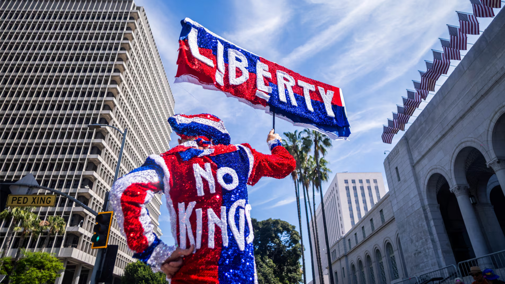 ট্রাম্পবিরোধী ‘নো কিংস’ আন্দোলনে উত্তাল যুক্তরাষ্ট্র, দেখুন ছবিতে