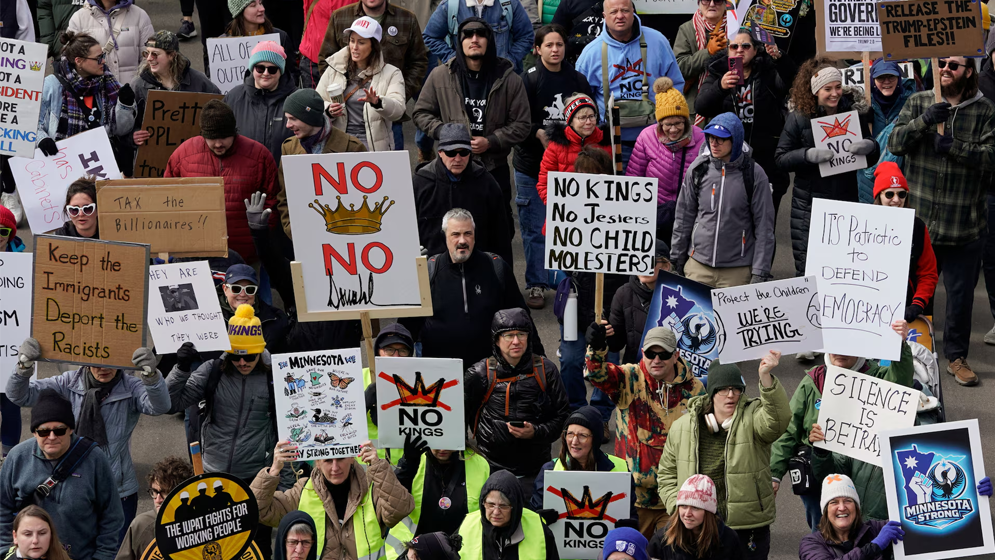 ট্রাম্পবিরোধী ‘নো কিংস’ আন্দোলনে উত্তাল যুক্তরাষ্ট্র, দেখুন ছবিতে