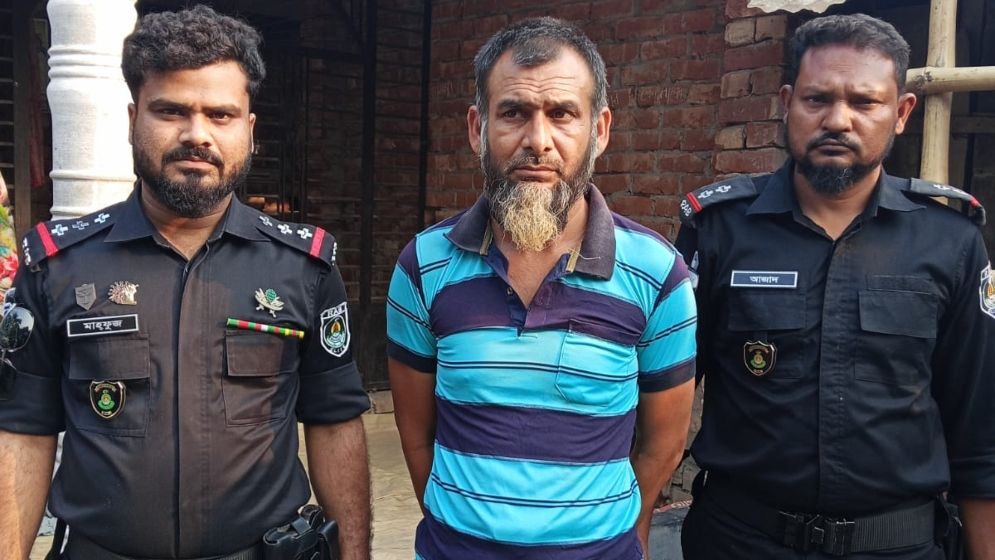 তেল না পেয়ে পাম্পের ম্যানেজারকে ট্রাকচাপা, সেই চালক আটক