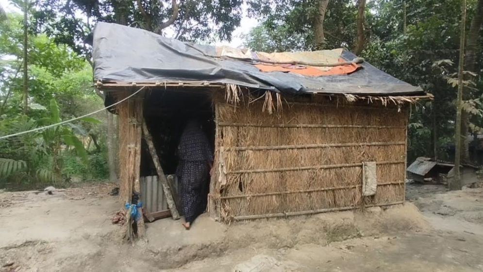 অসুস্থ স্বামী আর তিন সন্তান নিয়ে পলিথিনের ঝুপড়িতে মানবেতর জীবন নাছিমার