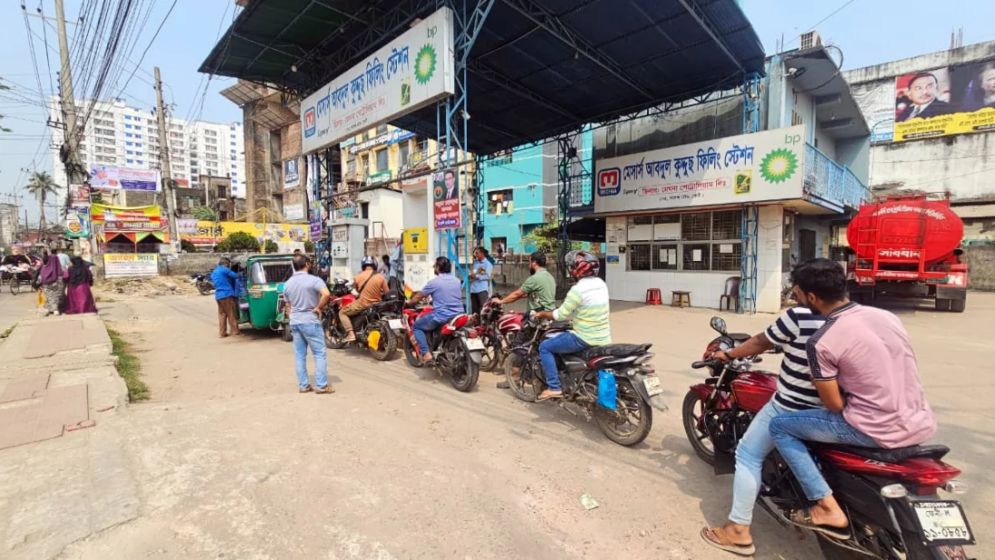ফেনীতে তেল না পেয়ে হট্টগোল, পাম্পে পাথর নিক্ষেপ