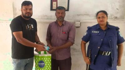 কুড়িয়ে পাওয়া টাকাভর্তি মানিব্যাগ মালিককে ফিরিয়ে দিলেন পুলিশ সদস্য