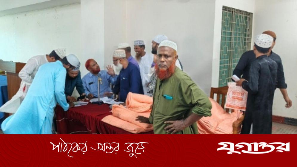 শীত শেষে গরমে কম্বল বিতরণ: ইসলামিক ফাউন্ডেশনের দায়িত্বহীনতায় ক্ষুব্ধ উপকারভোগীরা