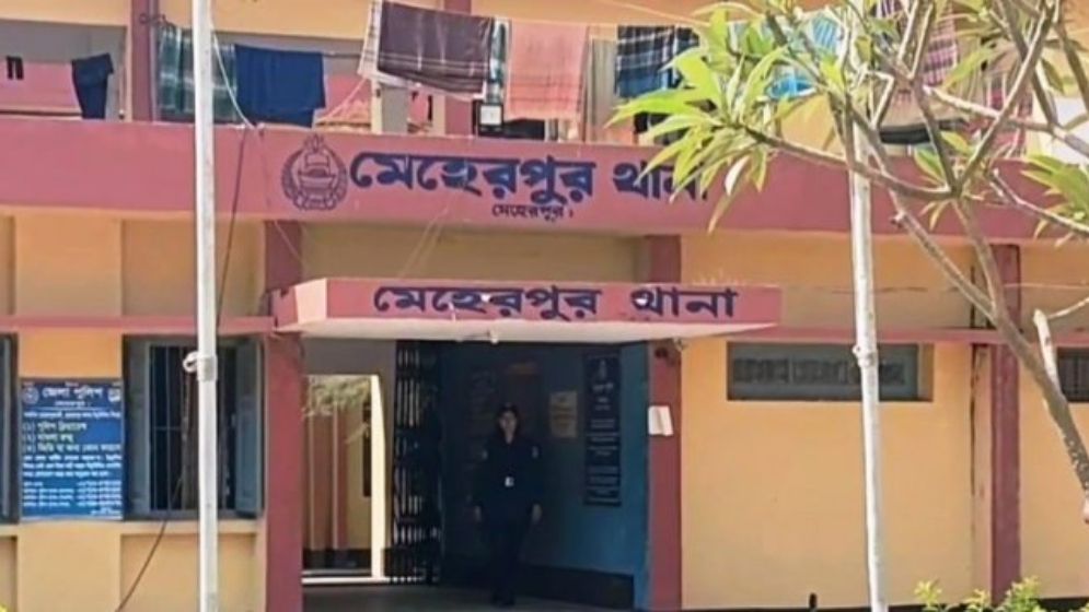 হঠাৎ এত পুলিশ! নিস্তব্ধ সীমান্ত মুহূর্তেই পরিণত হয় কৌতূহলে