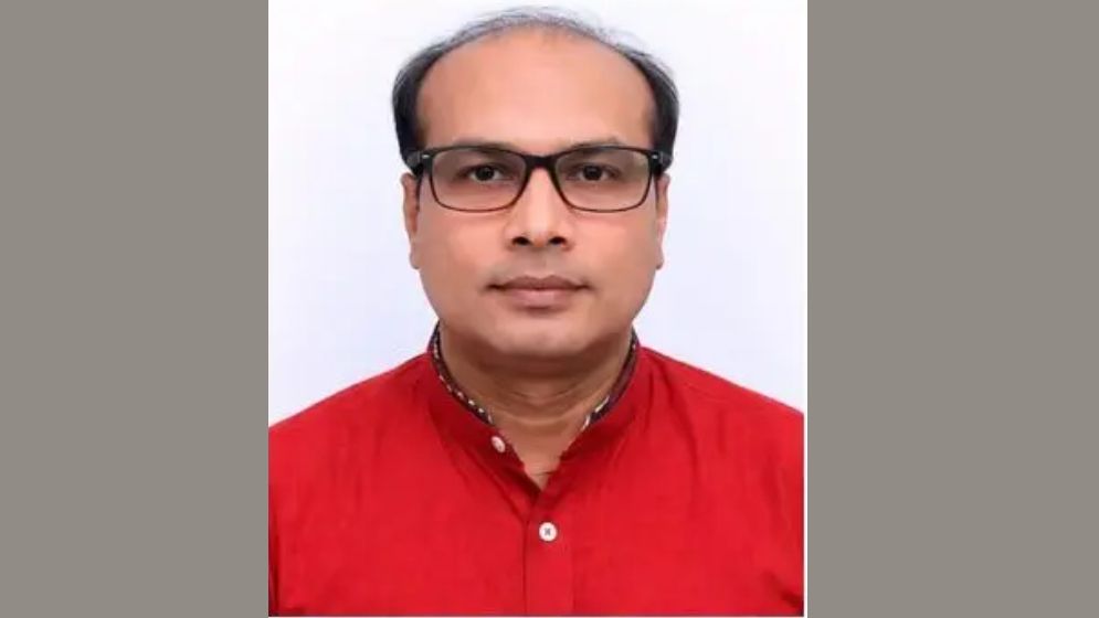 নারীসহ পুলিশ পাহারায় রাত কাটাতে চেয়ে ধরা ভুয়া জজ