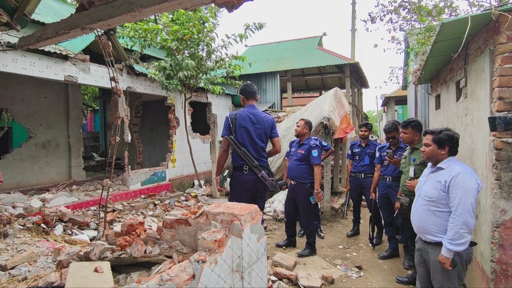 শতাধিক ঘর ভাঙচুর লুট, পুরুষশূন্য গ্রাম