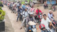 চিলমারীতে তেল নিতে দীর্ঘ লাইন, প্রধান সড়কে যানজট