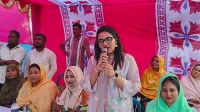 দুর্গ পুনরুদ্ধারে সপরিবারে মাঠে বিএনপি প্রার্থী, জামায়াত চায় ‘রক্তের বদলা’