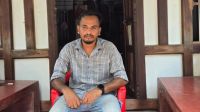 বিয়ের স্বীকৃতির দাবিতে প্রেমিকার বাড়িতে প্রেমিকের অনশন