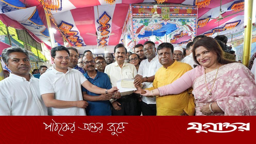 প্রধানমন্ত্রীর পক্ষ থেকে ঢাকা-১৭ আসনের চার মন্দিরে আর্থিক সহায়তা প্রদান