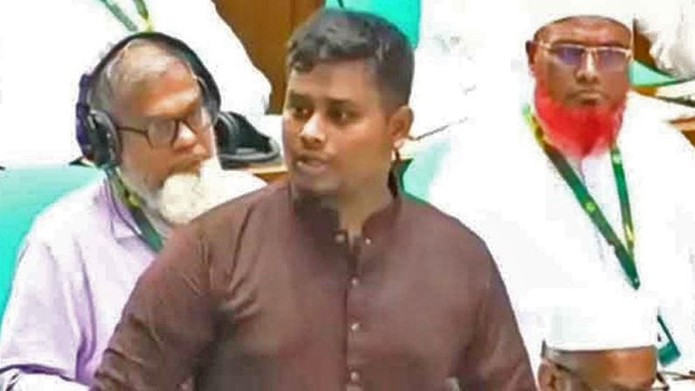 পাম্প বন্ধ হয়ে যাচ্ছে, গাড়ির সারি মন্ত্রী কি দেখতে পাচ্ছেন না?