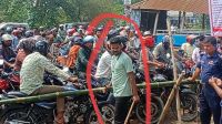 রৌমারীতে তেল নিতে আসা তিন কৃষককে পুলিশ সদস্যের লাথি মারার অভিযোগ