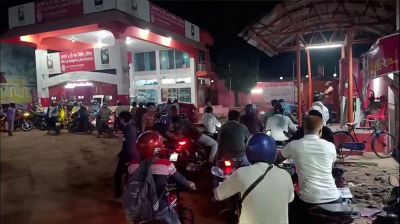 তেল নিতে আসা কৃষককে লাথি মারলেন পুলিশের ড্রাইভার