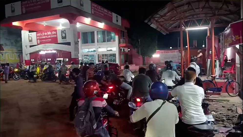 তেলের জন্য দীর্ঘ সারি মন্ত্রী কি দেখতে পাচ্ছেন না