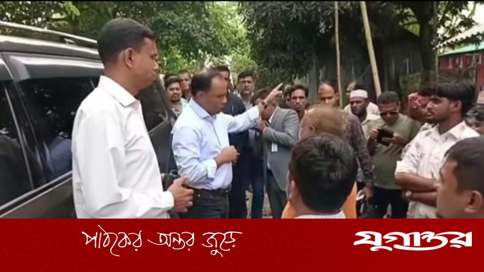 শিক্ষার্থীদের রাস্তায় দাঁড় করানোয় ক্ষুব্ধ ডেপুটি স্পিকার কায়সার কামাল, প্রধান শিক্ষকের বিরুদ্ধে ব্যবস্থার নির্দেশ