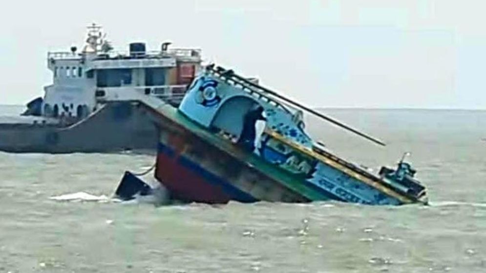 চরমোনাই মাহফিলের মুসল্লিবাহী লঞ্চের ধাক্কায় বাল্কহেড ডুবি