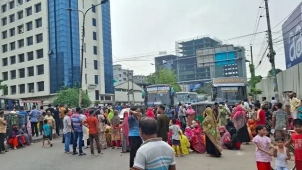 বেতনের দাবিতে তেজগাঁওয়ে পোশাককর্মীদের সড়ক অবরোধ