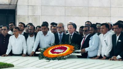 জিয়াউর রহমান ও খালেদা জিয়ার কবরে অ্যাটর্নি জেনারেলের শ্রদ্ধা নিবেদন