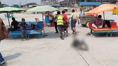 কুয়াকাটা সৈকতে ভেসে এলো ৮ ফুট লম্বা মৃত ডলফিন