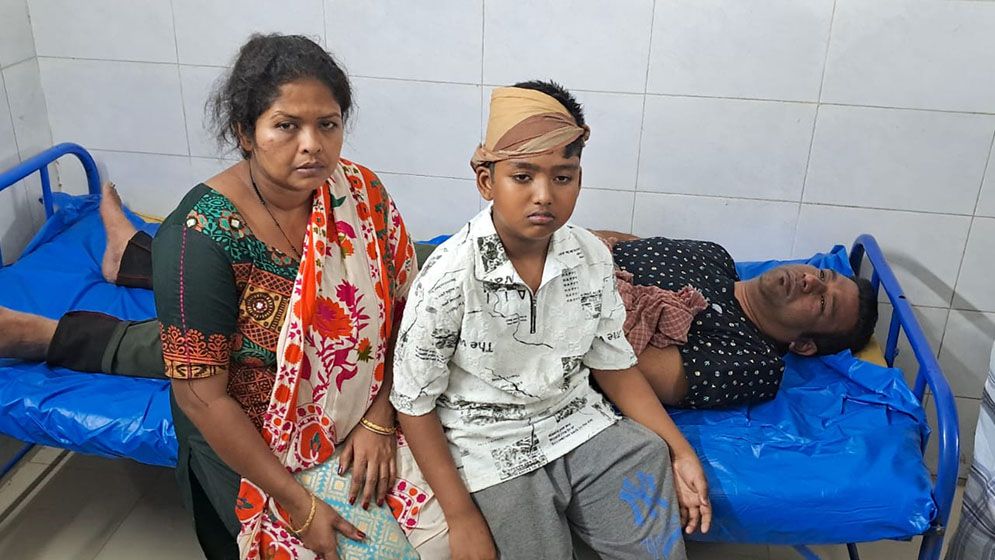 সিরাজদিখানে স্বামী-স্ত্রীকে পিটিয়ে হাত-পা ভেঙে শ্লীলতাহানির অভিযোগ