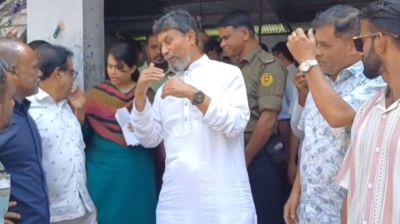 চাঁদাবাজদের ধরতে রেজিস্ট্রার অফিসের গেটে তালা মেরে এমপির অভিযান