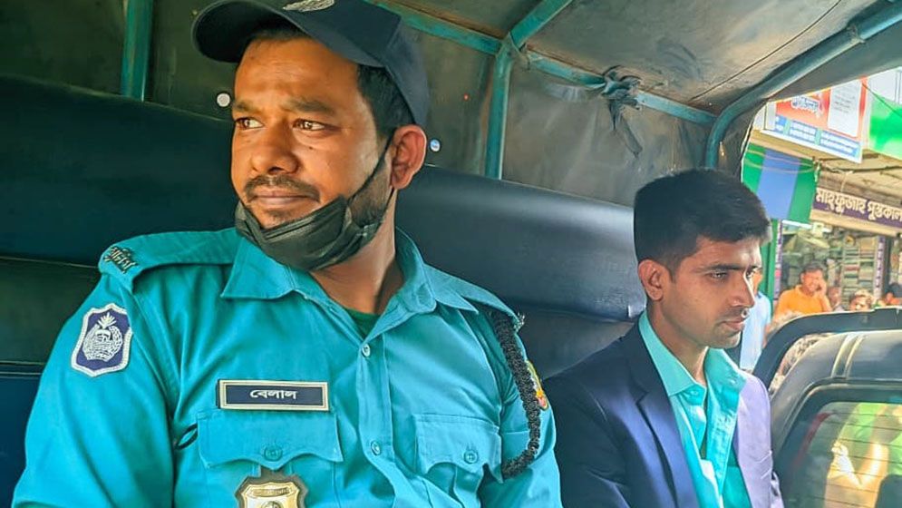 পুলিশের বড় কর্মকর্তা পরিচয়ে রাজমিস্ত্রির প্রেম, অতঃপর...