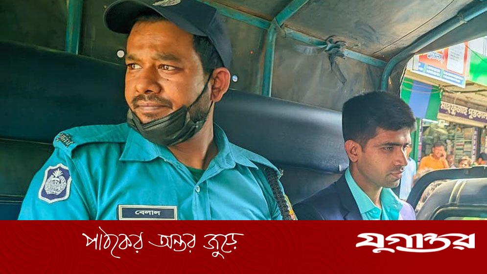 রাজমিস্ত্রির প্রেমের ফাঁদ: পুলিশ কর্মকর্তা সাজিয়ে ভুয়া আইডি বানাতে গিয়ে আটক