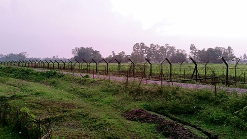 বাংলাদেশিকে বিএসএফের গুলি ধরে আনা হলো ভারতীয় কৃষককে
