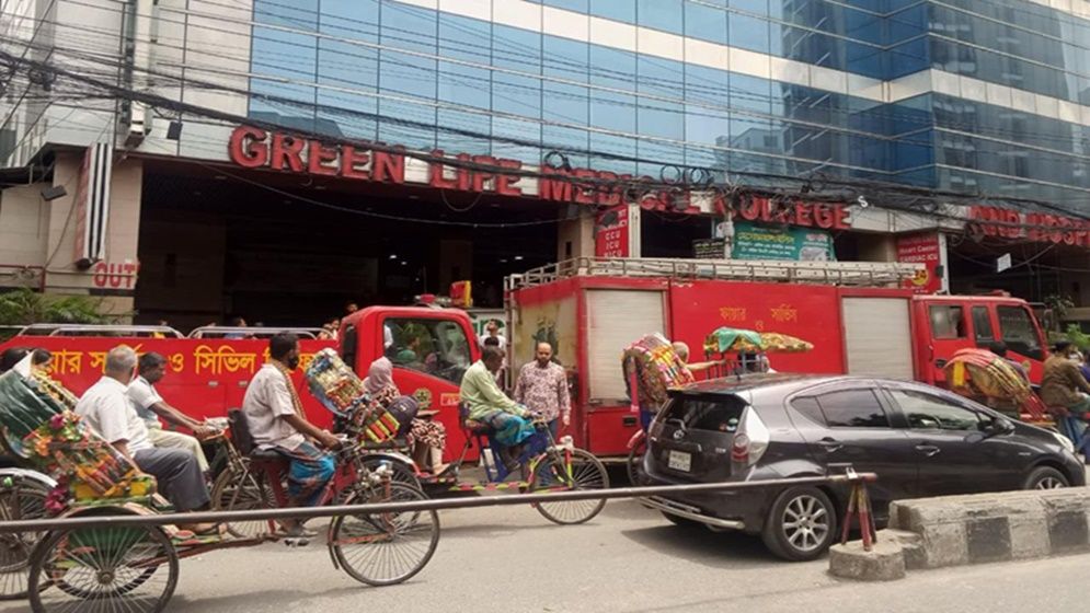 রাজধানীতে গ্রিন লাইফ হাসপাতালে আগুন