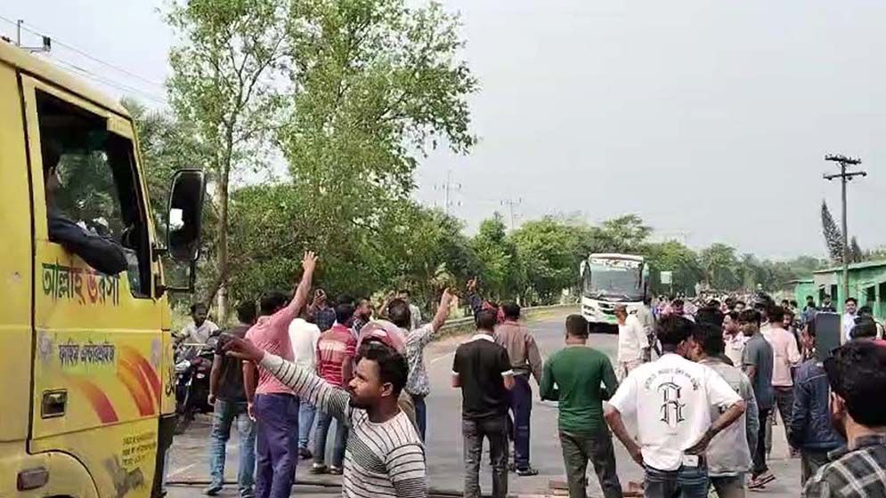আ.লীগের সাবেক এমপির ফিলিং স্টেশনের তেল গোপনে বিক্রি, মহাসড়ক অবরোধ