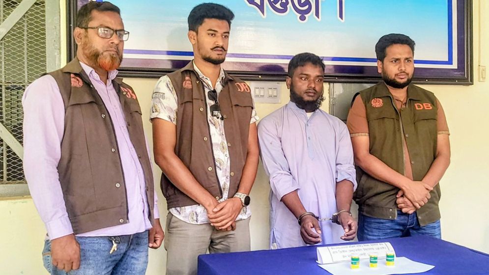 ৩০ লাখ টাকার আইসসহ যুবক গ্রেফতার