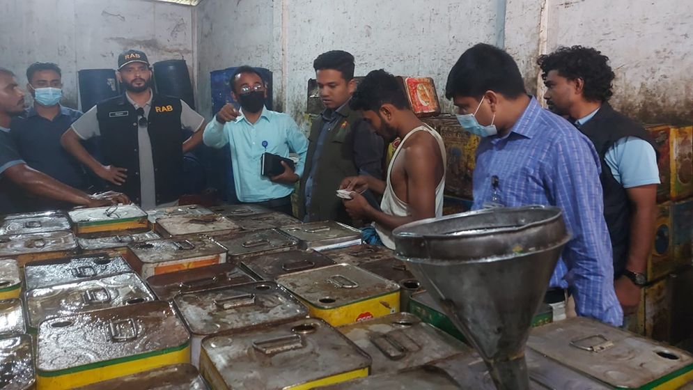 ফেনীতে ভোজ্যতেলের বাজারে অভিযান, আড়াই লাখ টাকা জরিমানা