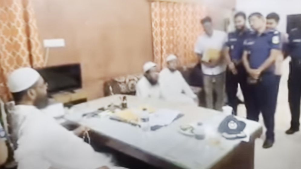 ওসির চেয়ারে বসে আইনশৃঙ্খলা নিয়ে দিক-নির্দেশনা এমপির, ভিডিও ভাইরাল
