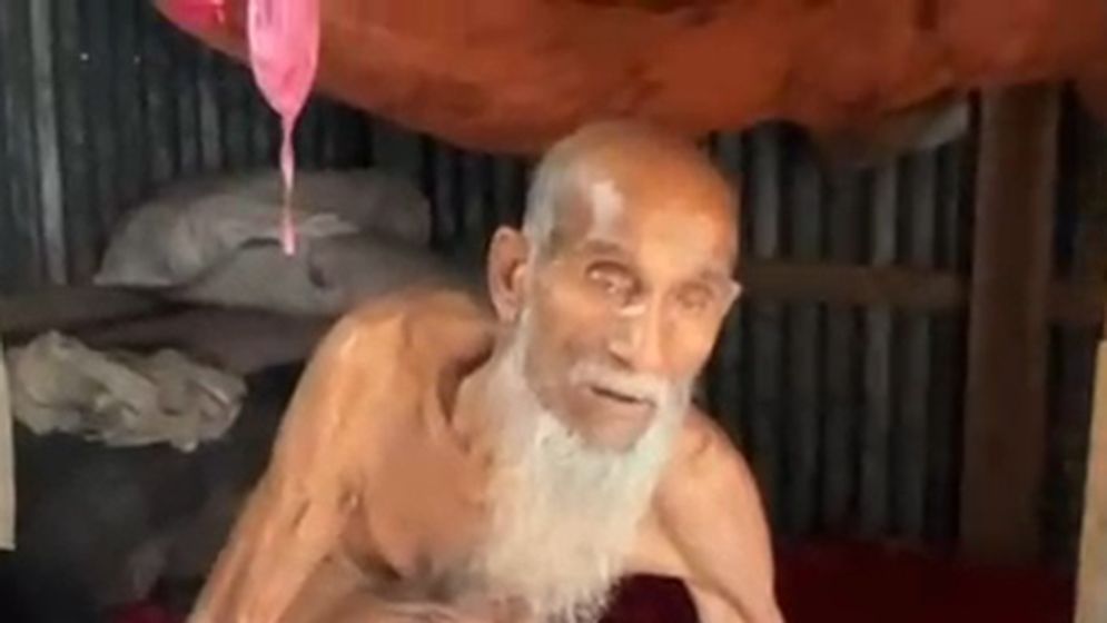 বৃদ্ধ শ্বশুর-শাশুড়িকে মারধর, পুত্রবধূর বিচার চান গ্রামবাসী