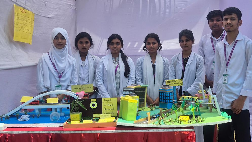 পানিতে পড়া বাস ভাসিয়ে তোলার প্রযুক্তি উদ্ভাবন শিক্ষার্থীদের