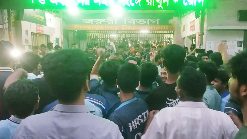 ঢাবি শিক্ষার্থী ও ঢামেক চিকিৎসকদের হাতাহাতি, জরুরি বিভাগ বন্ধ