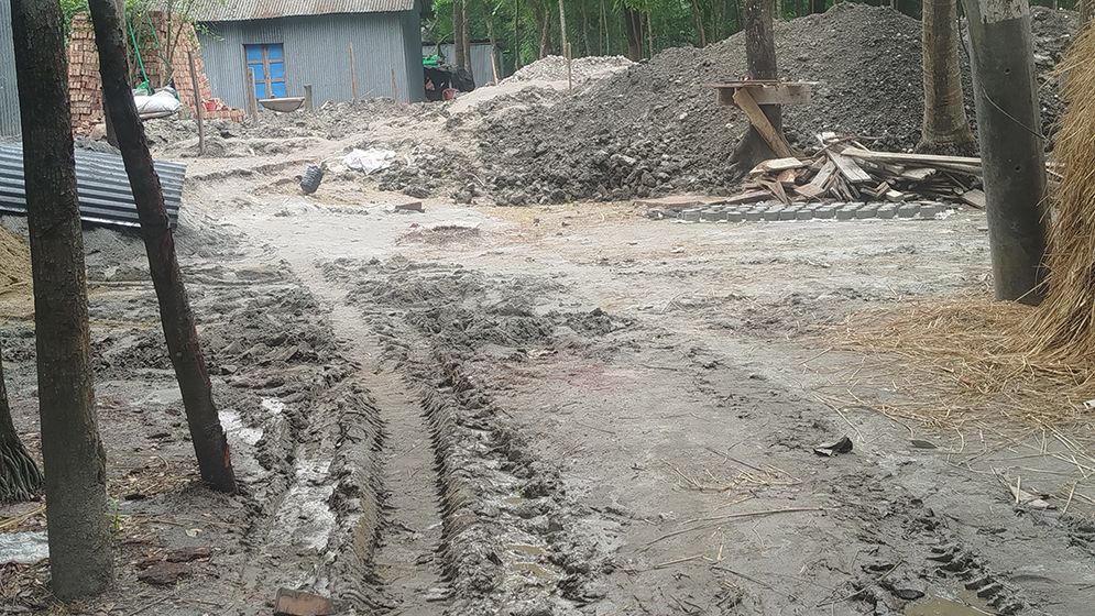 ১০ পরিবারকে অবরুদ্ধ করে প্রবাসীর ঘর নির্মাণ
