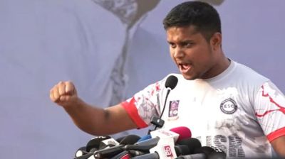 পরিবেশটা আবার ধীরে ধীরে ভয়ের মধ্যে ঢুকে যাচ্ছে