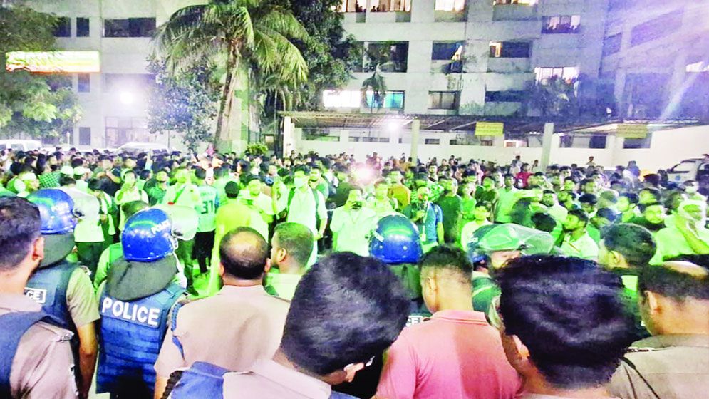 ঢামেক চিকিৎসকদের সঙ্গে ঢাবি শিক্ষার্থীদের সংঘর্ষ