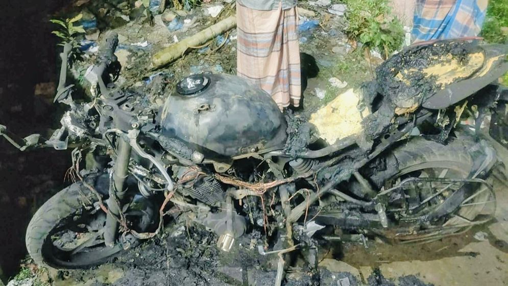 ছাত্রদল কর্মীর মোটরসাইকেল পুড়িয়ে দিয়েছে দুর্বৃত্তরা